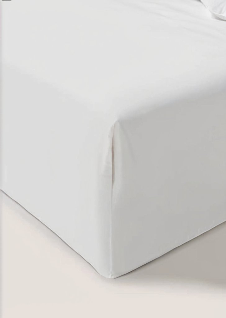 Białe płaskie prześcieradło