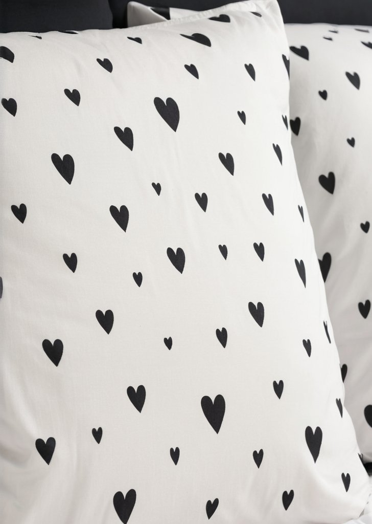 Komplet pościeli w czarno-białe serce - obrazek 2