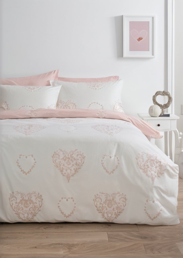 Zestaw pościeli w różowe serce z motywem kwiatowym