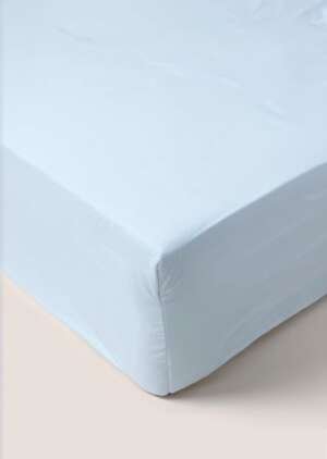 niebieskie prześcieradło o głąbokim kroju