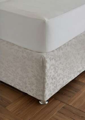 Kremowa, matowa, aksamitna, elastyczna chusta na podstawą kanapy Kingsley