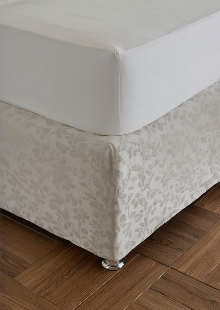 Kremowa, matowa, aksamitna, elastyczna chusta na podstawą kanapy Kingsley