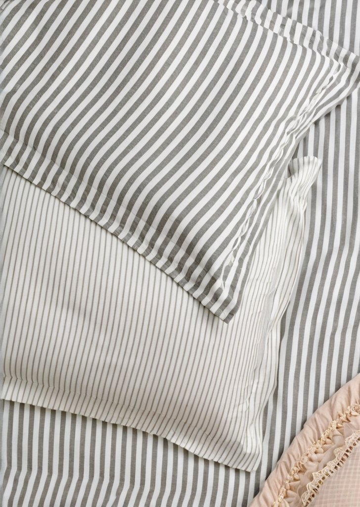 Szara poszewka na poduszką w melanżowe paski