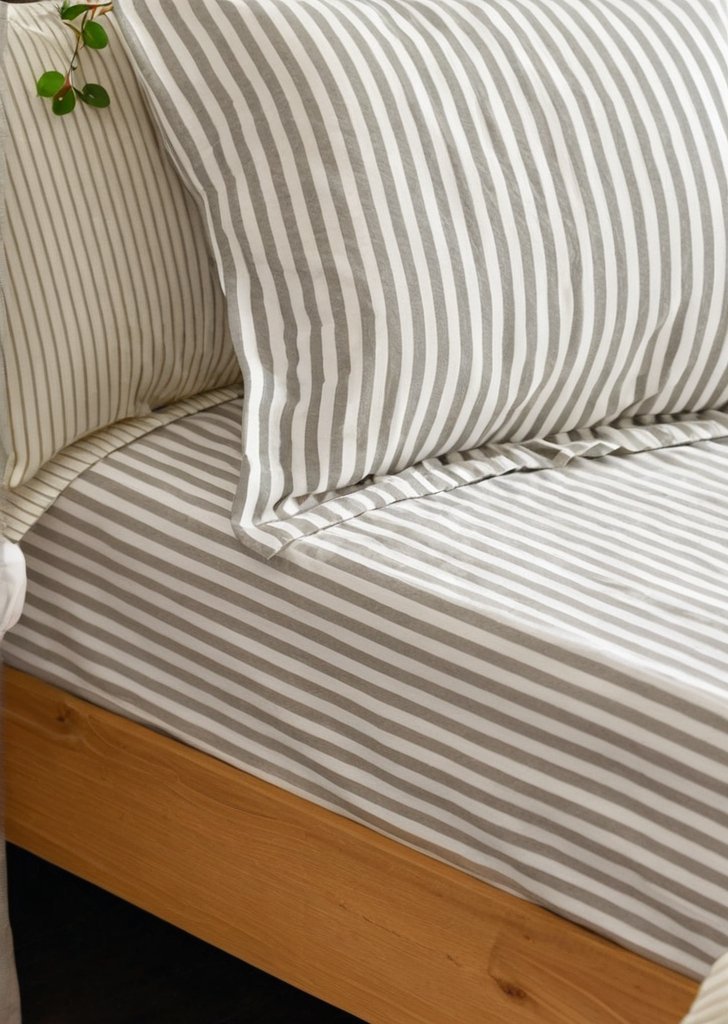 Szara poszewka na poduszką w melanżowe paski - obrazek 2