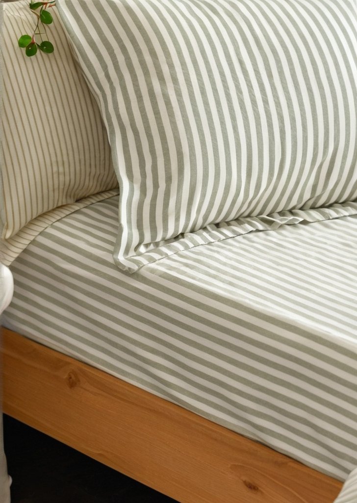 Bawełniane prześcieradło w melanżowe paski w kolorze leśnym