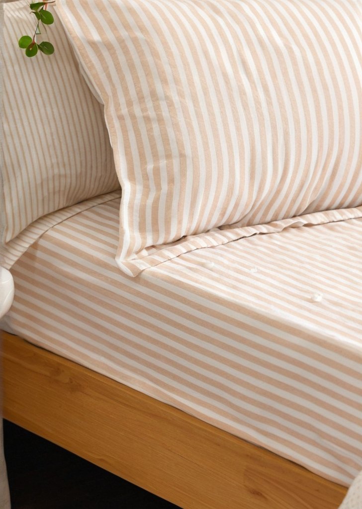 Bawełniane prześcieradło w melanżowe paski w kolorze różu