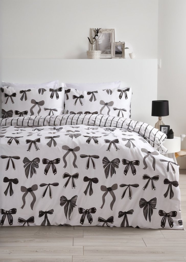 Pościel z czarno-białym nadrukiem w kokardką