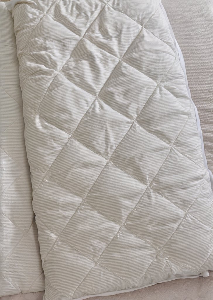 Pikowana narzuta na łóżko Corded Leaves w kolorze szampańskiego złota - obrazek 2